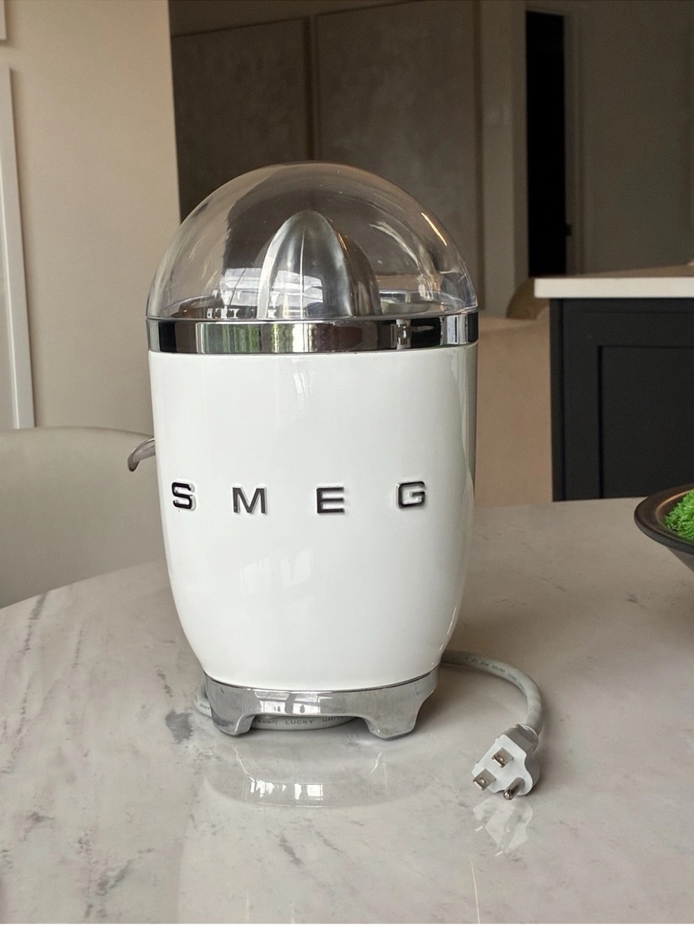 SMEG White Citrus Juicer – Retro Electric Juicer